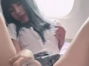 超級正妹在飛機上擺開美穴自慰